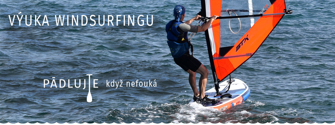 Výuka windsurfingu na nafukovacím paddleboardu - vytažení plachty, otočka po větru, proti větru