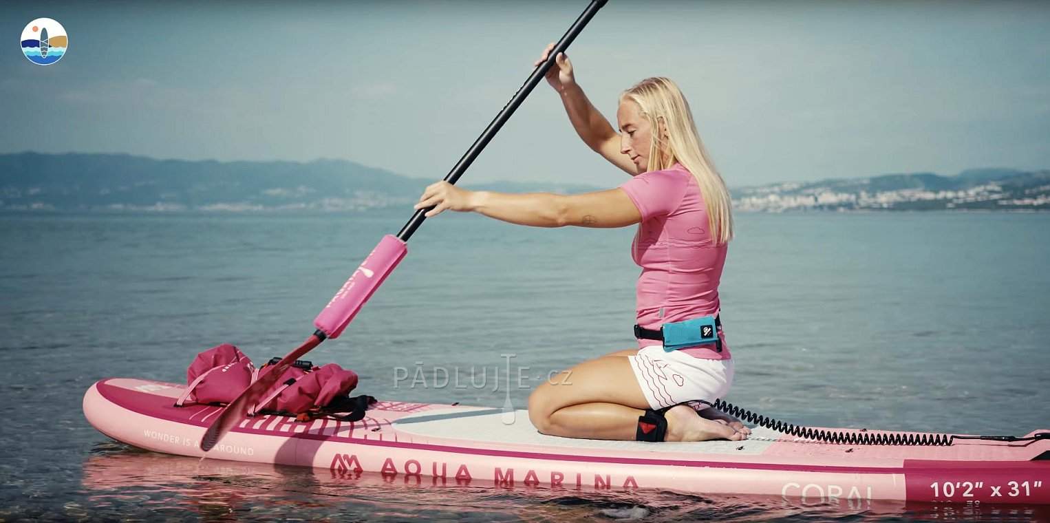 Rychlokurz paddleboardingu - jak začít s paddleboardem - jak nastoupit, jak pádlovat na paddleboardu