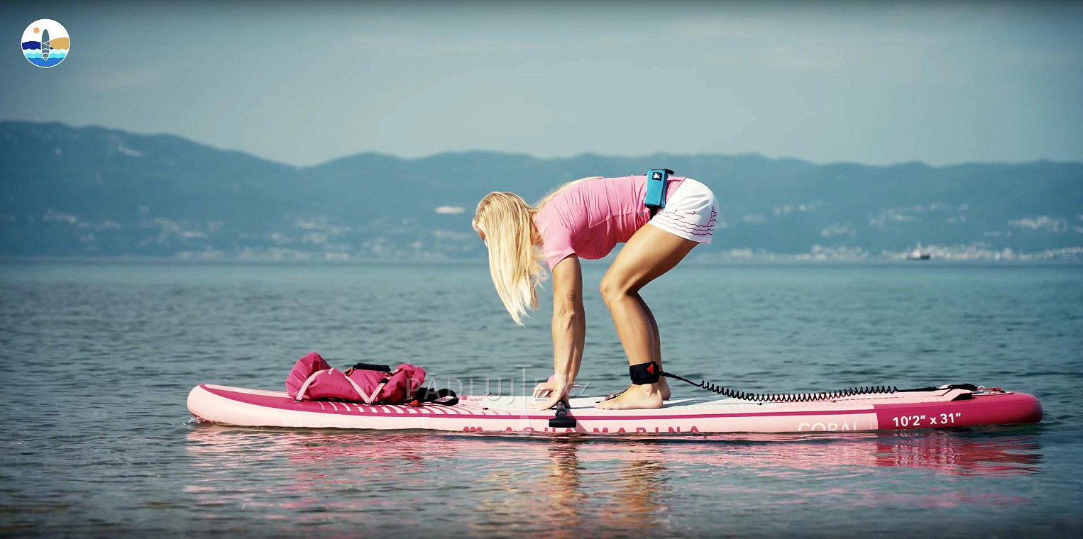 Rychlokurz paddleboardingu - jak začít s paddleboardem - jak nastoupit, jak pádlovat na paddleboardu