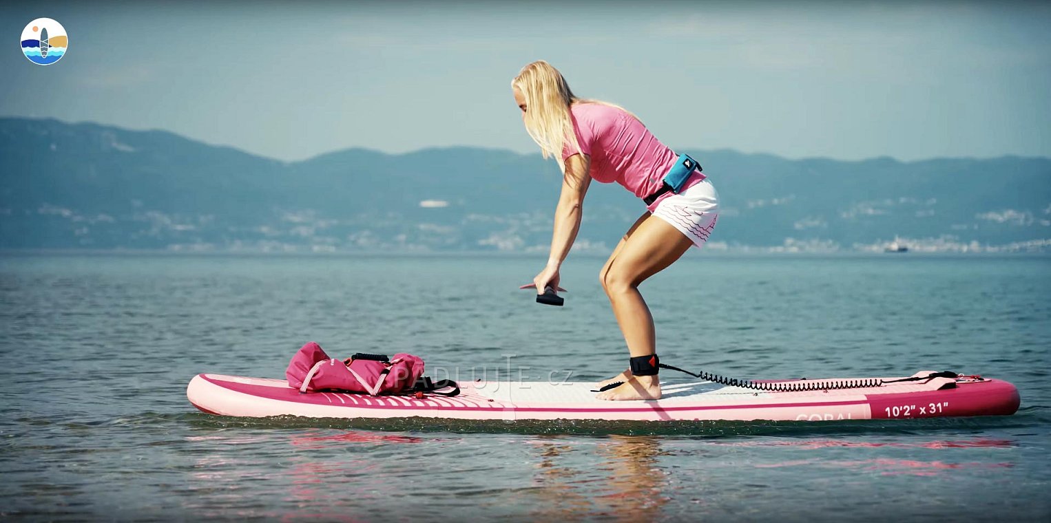 Rychlokurz paddleboardingu - jak začít s paddleboardem - jak nastoupit, jak pádlovat na paddleboardu