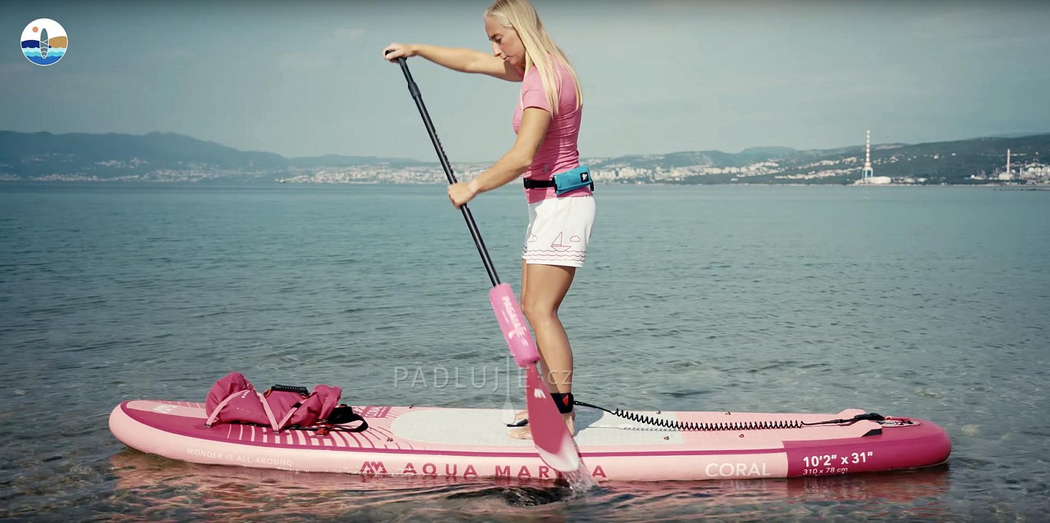 Rychlokurz paddleboardingu - jak začít s paddleboardem - jak nastoupit, jak pádlovat na paddleboardu