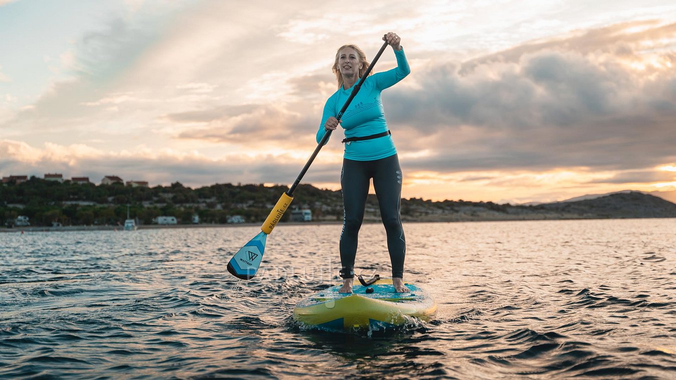 paddleboarding zlepšuje rovnováhu a kondici