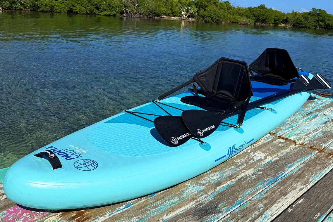 Paddleboard PADDLENAUT model 12'4 určený pro dva jezdce má dvě sady oček pro uchycení dvou sedaček.