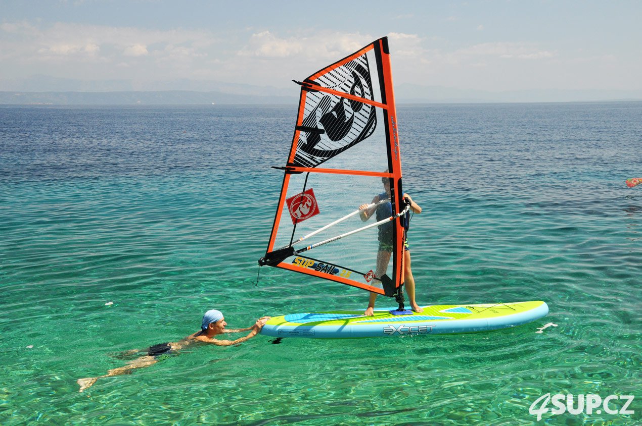 Děti se učí na paddleboardech windsurfing