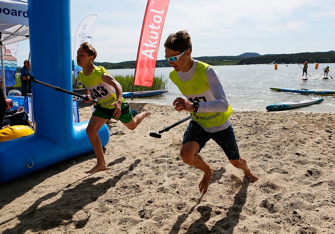 Paddleboardové závody Mácháč 2023 - PÁDLUJTE.CZ sportovní klub