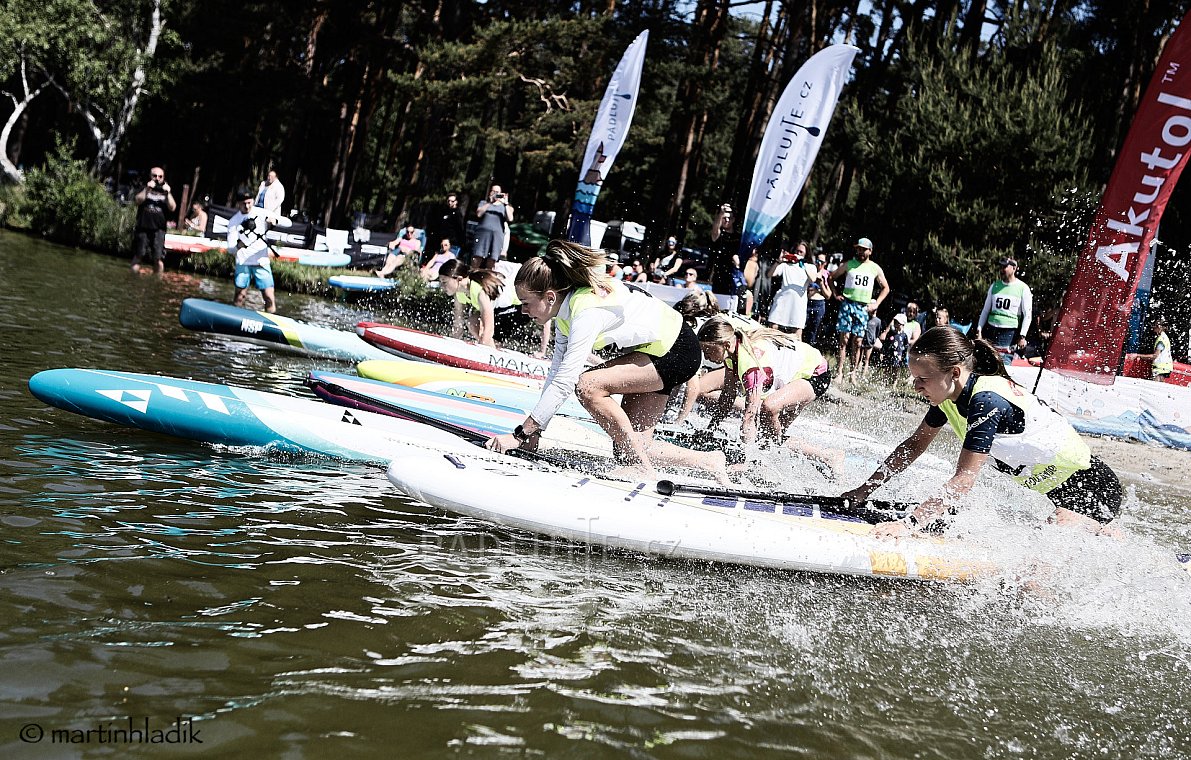 Paddleboardové závody Mácháč 2023 - PÁDLUJTE.CZ sportovní klub