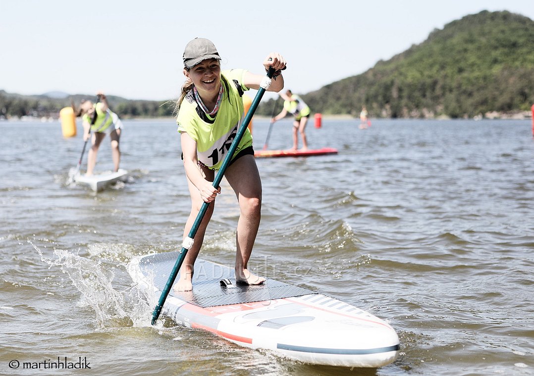 Paddleboardové závody Mácháč 2023 - PÁDLUJTE.CZ sportovní klub