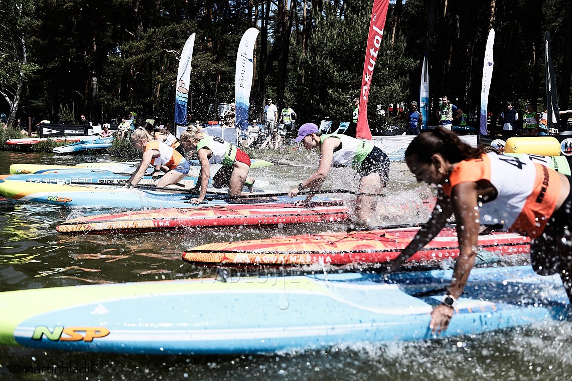 Paddleboardové závody Mácháč 2023 - PÁDLUJTE.CZ sportovní klub