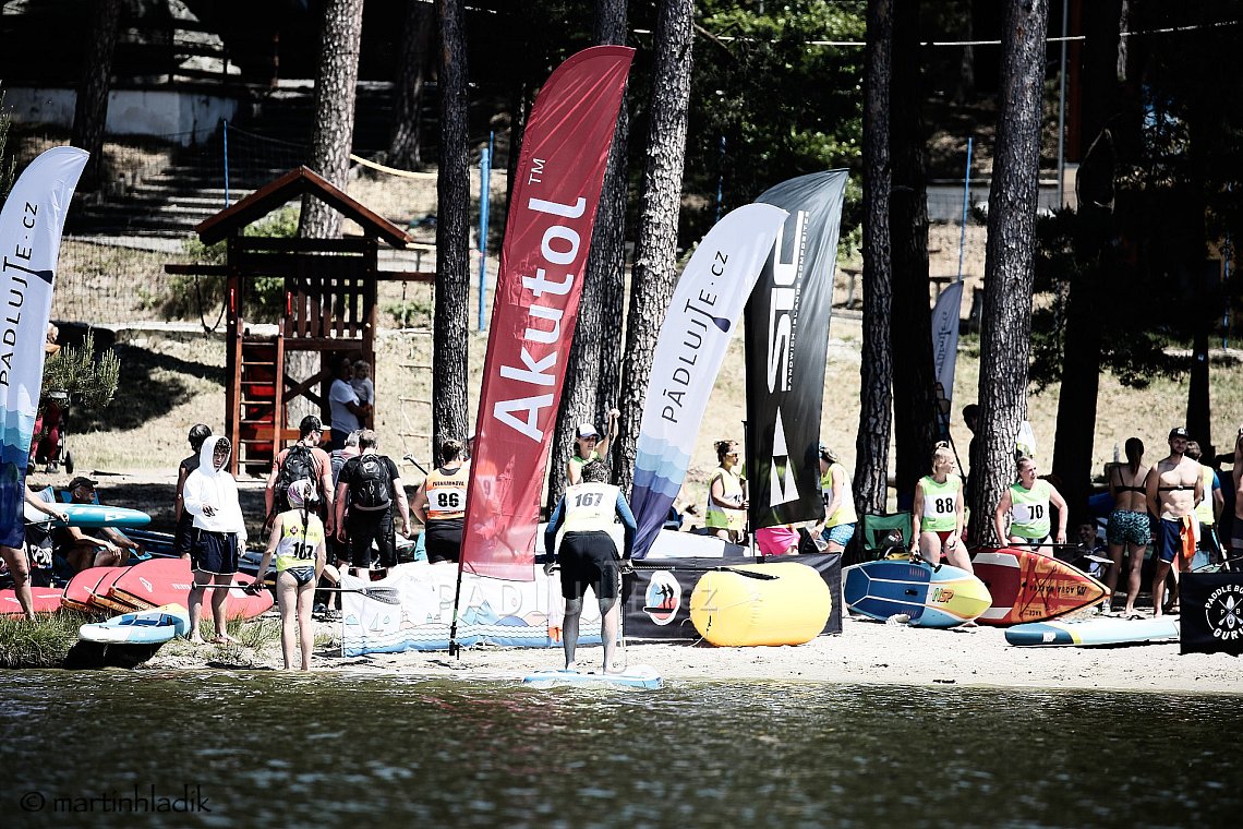 Paddleboardové závody Mácháč 2023 - PÁDLUJTE.CZ sportovní klub