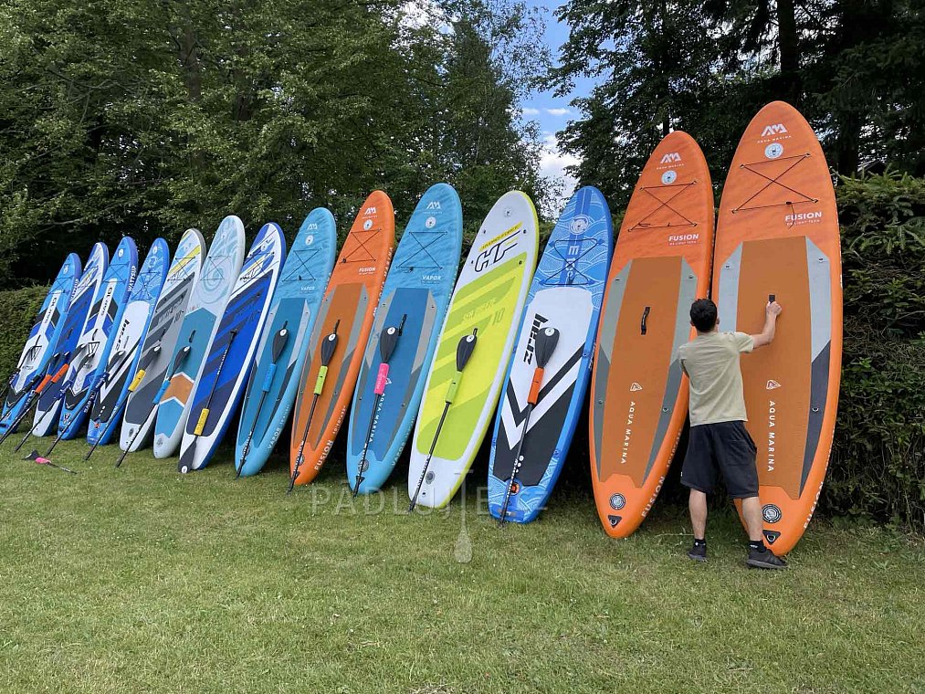 Pádlujte.cz předalo vodním skautům z pardubického přístavu sedmika 15 paddleboardů