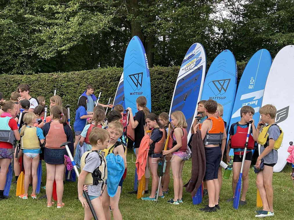 Pádlujte.cz předalo vodním skautům z pardubického přístavu sedmika 15 paddleboardů