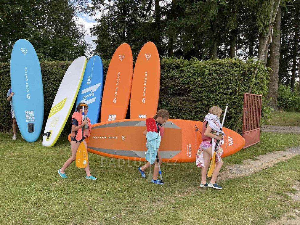 Pádlujte.cz předalo vodním skautům z pardubického přístavu sedmika 15 paddleboardů