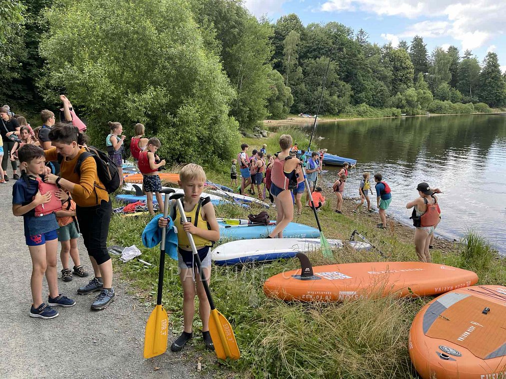 Pádlujte.cz předalo vodním skautům z pardubického přístavu sedmika 15 paddleboardů