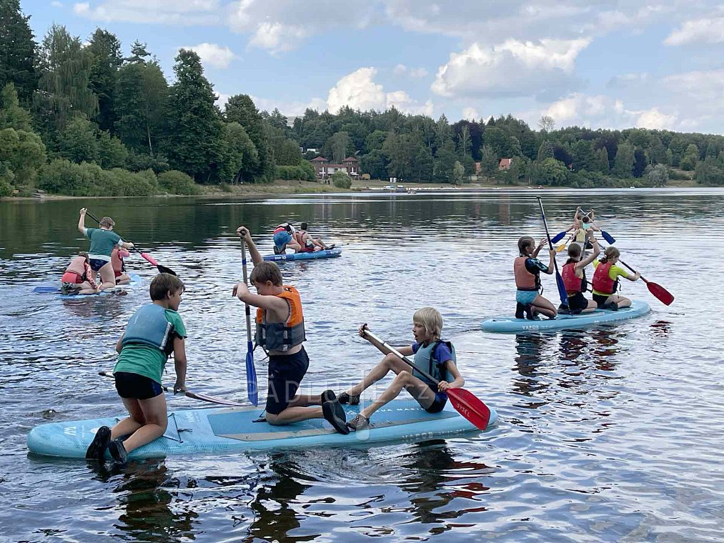 Pádlujte.cz předalo vodním skautům z pardubického přístavu sedmika 15 paddleboardů