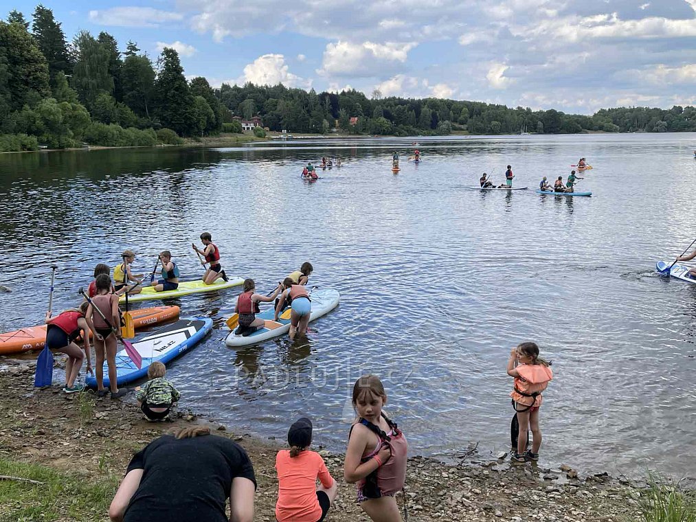 Pádlujte.cz předalo vodním skautům z pardubického přístavu sedmika 15 paddleboardů