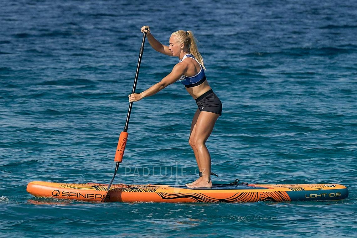 Dámský outfit 1 - oranzova - elastická sportovní podprsenka, elastické kraťasy