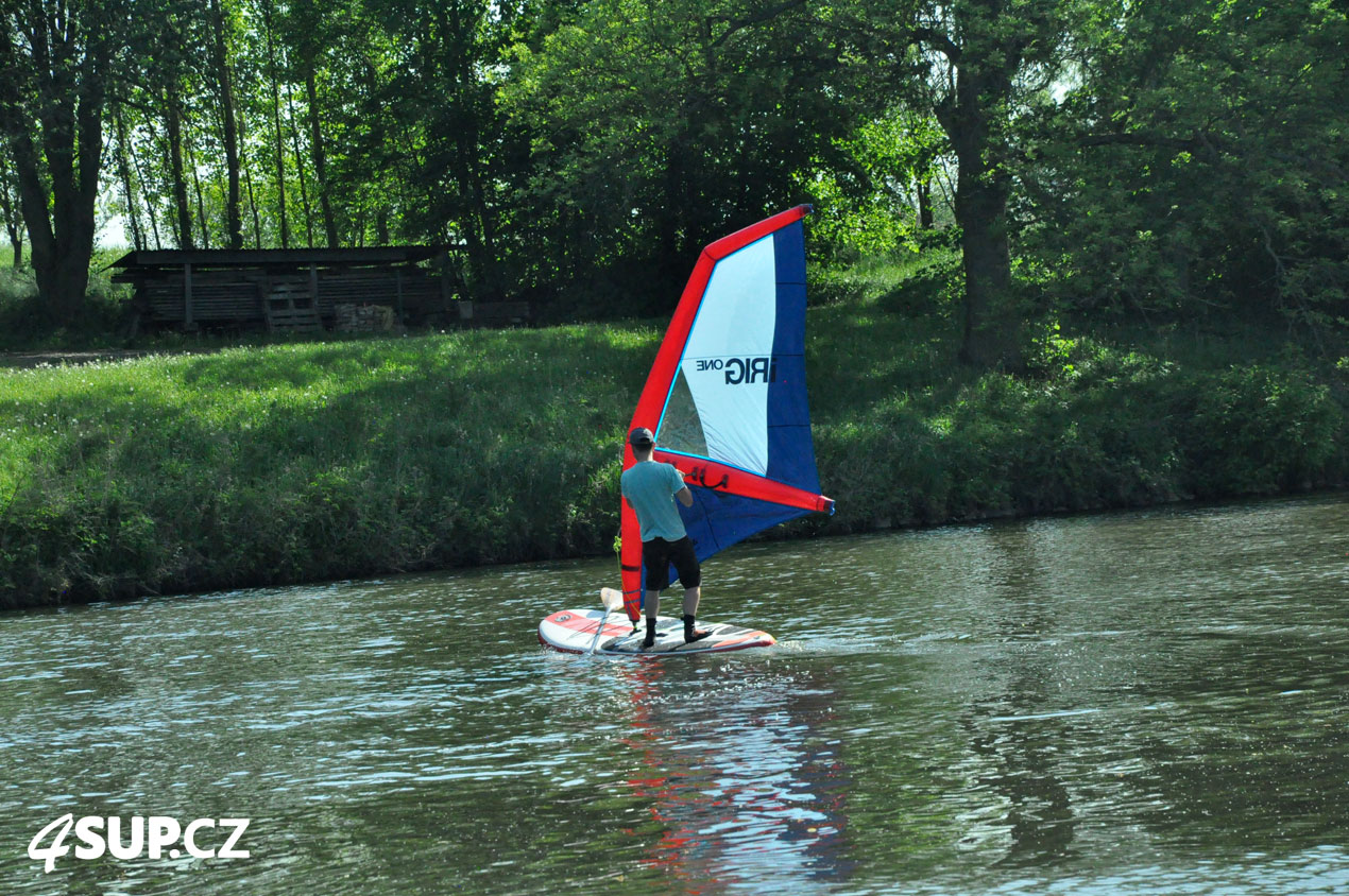 Nafukovací paddleboard LOZEN WindSUP 10'6 s nafukovací plachta ARROWS iRIG Pardubice, Labe, Kunětice