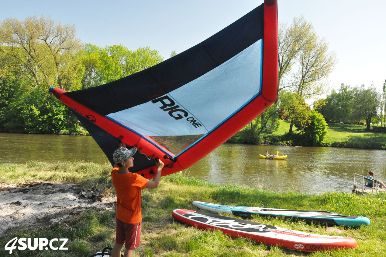 Nafukovací paddleboard LOZEN WindSUP 10'6 s nafukovací plachta ARROWS iRIG Pardubice, Labe, Kunětice