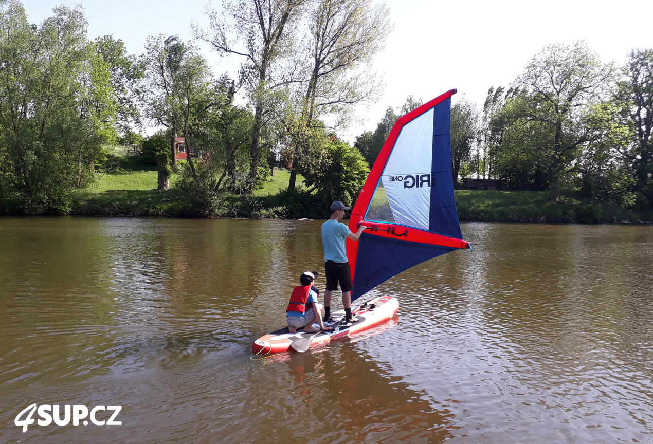 Nafukovací paddleboard LOZEN WindSUP 10'6 s nafukovací plachta ARROWS iRIG Pardubice, Labe, Kunětice