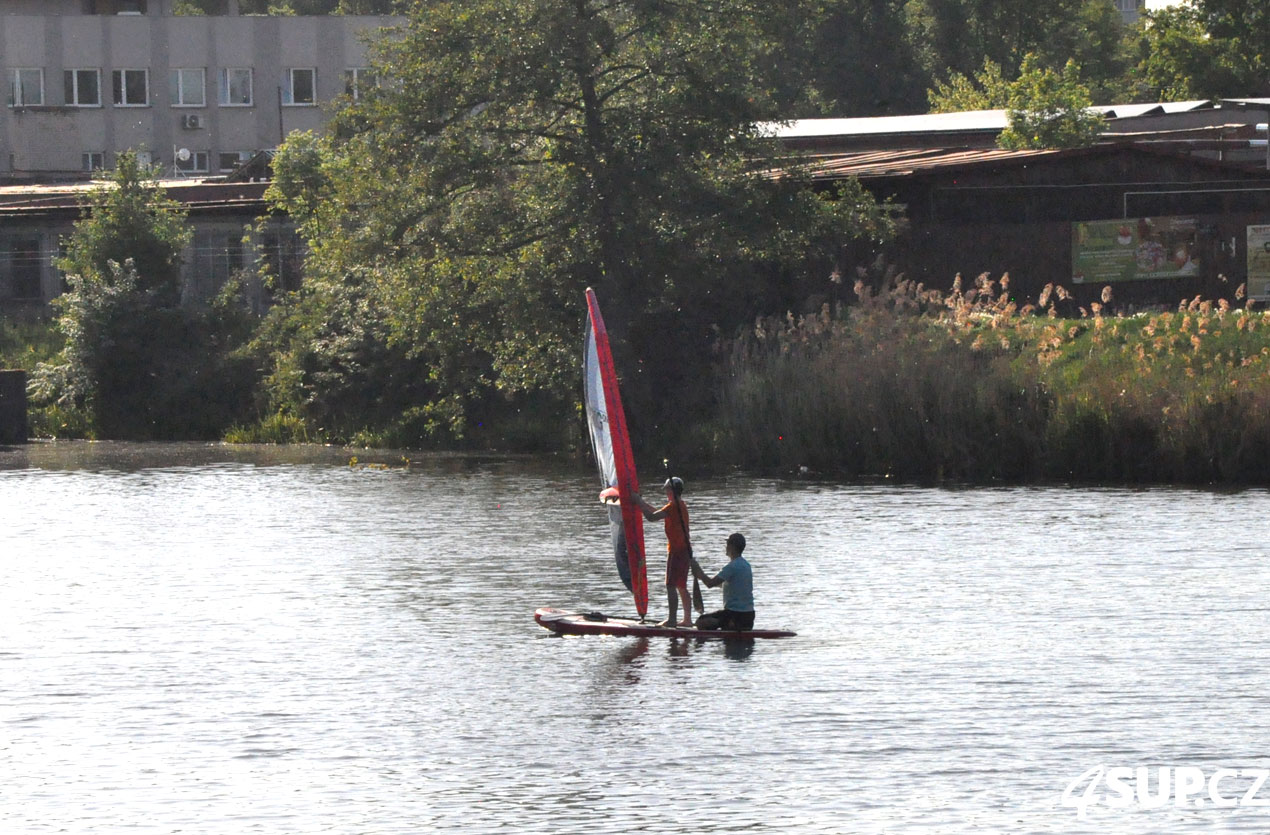 Nafukovací paddleboard LOZEN WindSUP 10'6 s nafukovací plachta ARROWS iRIG Pardubice, Labe, Kunětice