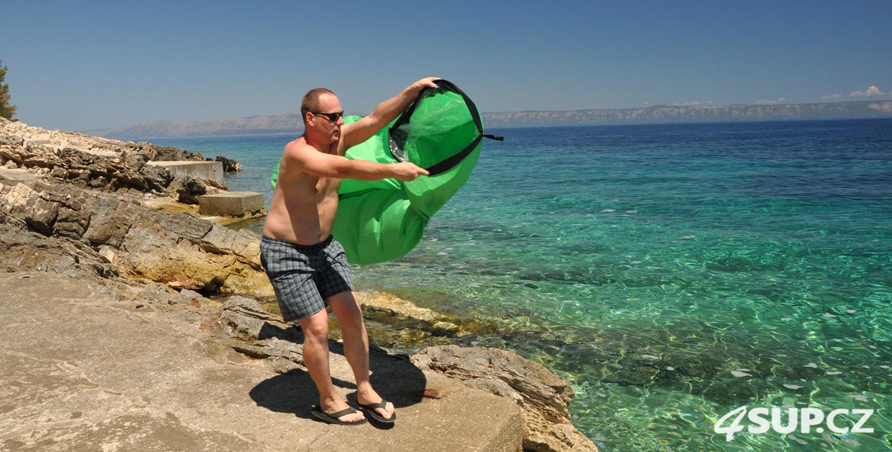 Lazy Bag tažený paddleboardem - aka banana-paddle - zabava u moře