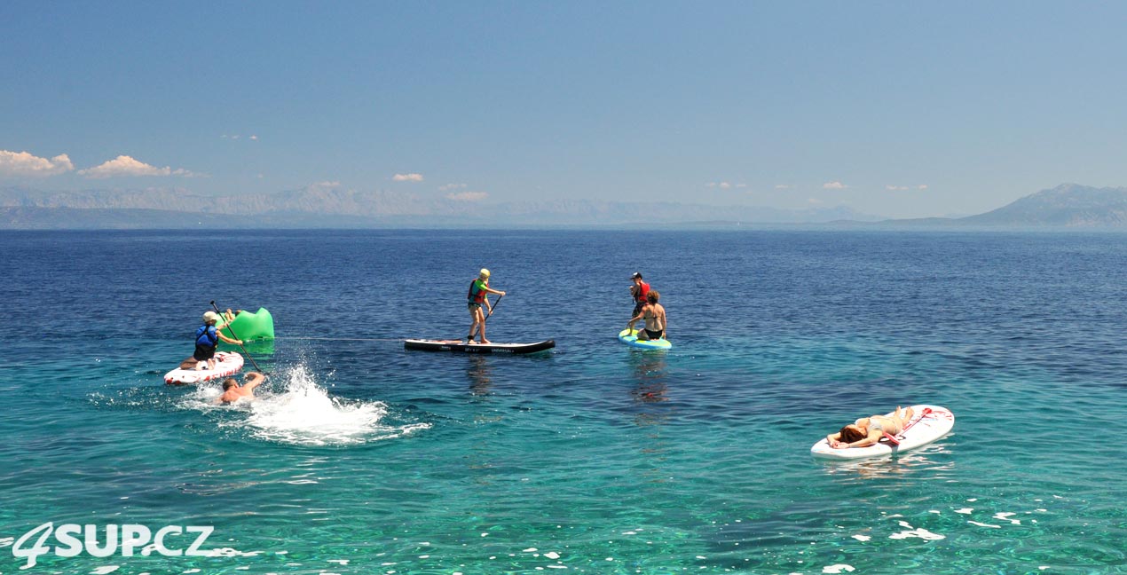 Lazy Bag tažený paddleboardem - aka banana-paddle - zabava u moře