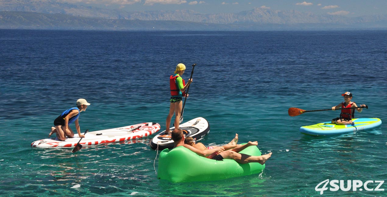 Lazy Bag tažený paddleboardem - aka banana-paddle - zabava u moře