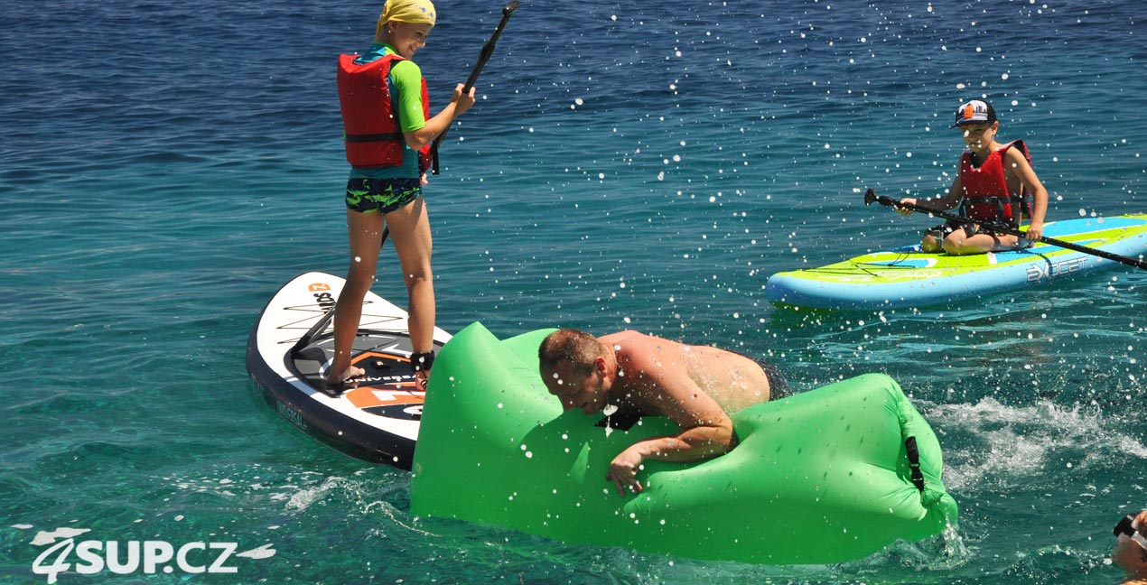 Lazy Bag tažený paddleboardem - aka banana-paddle - zabava u moře