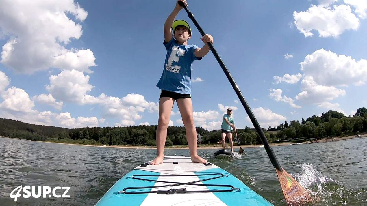 Děti také rády pádlují na paddleboardech