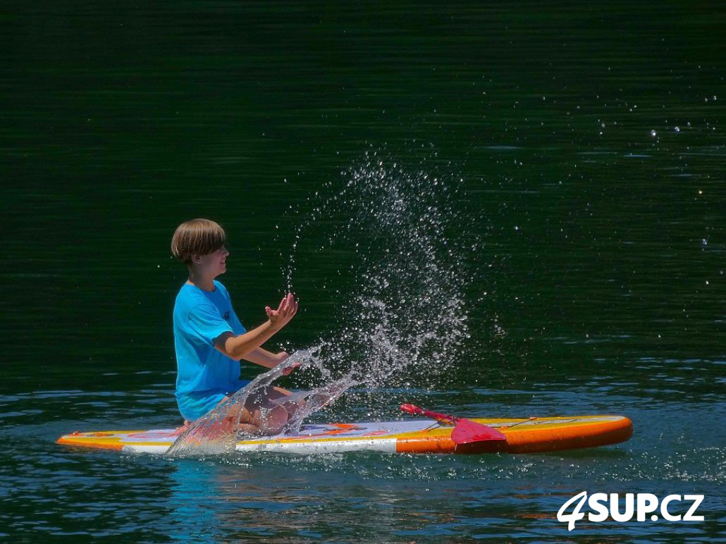 Děti také rády pádlují na paddleboardech