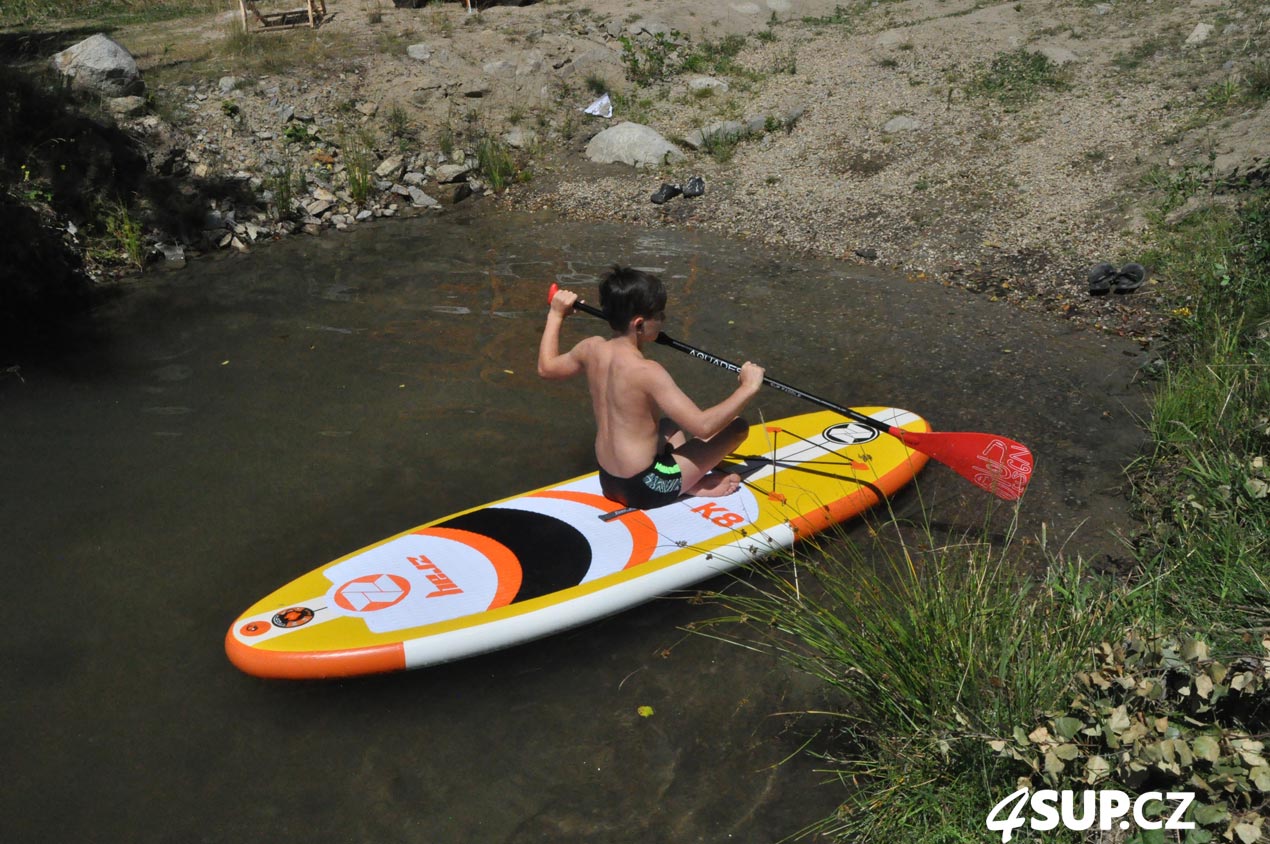 Děti také rády pádlují na paddleboardech