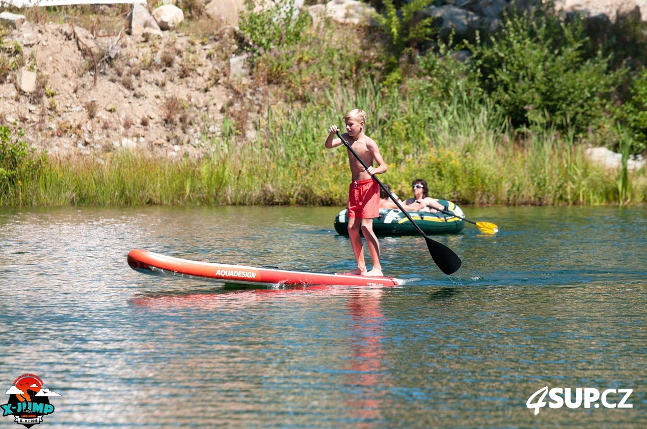 Děti také rády pádlují na paddleboardech