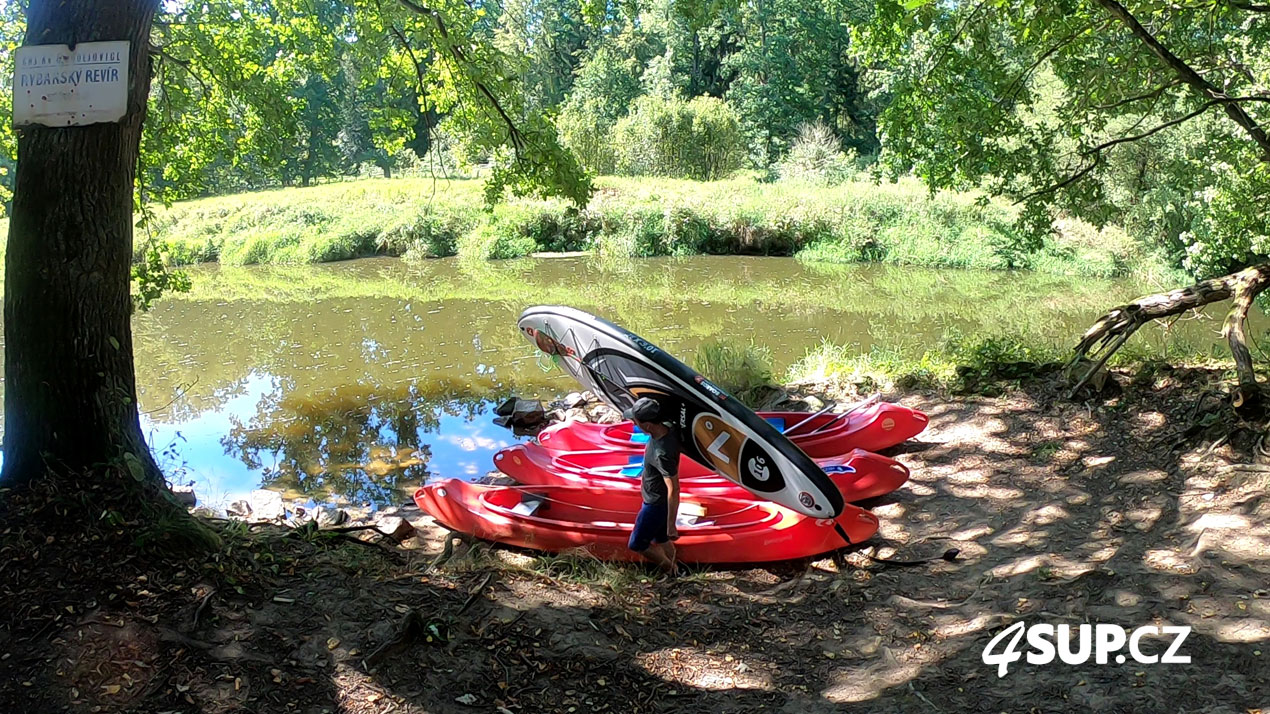 Nežárka - sjíždění řeky - Samba a paddleboard D7