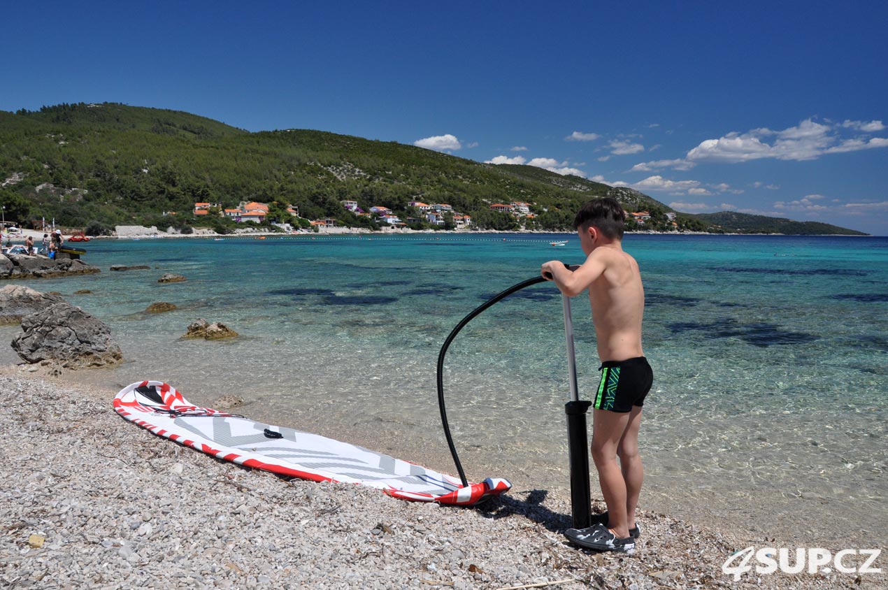 Kdo paddluje nezlobí - velká zábava pro děti na paddleboardu u moře