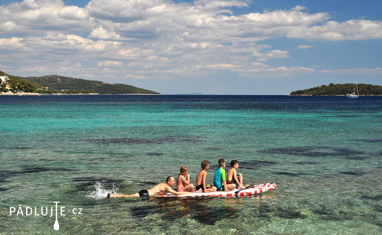 Kdo paddluje nezlobí - velká zábava pro děti na paddleboardu u moře