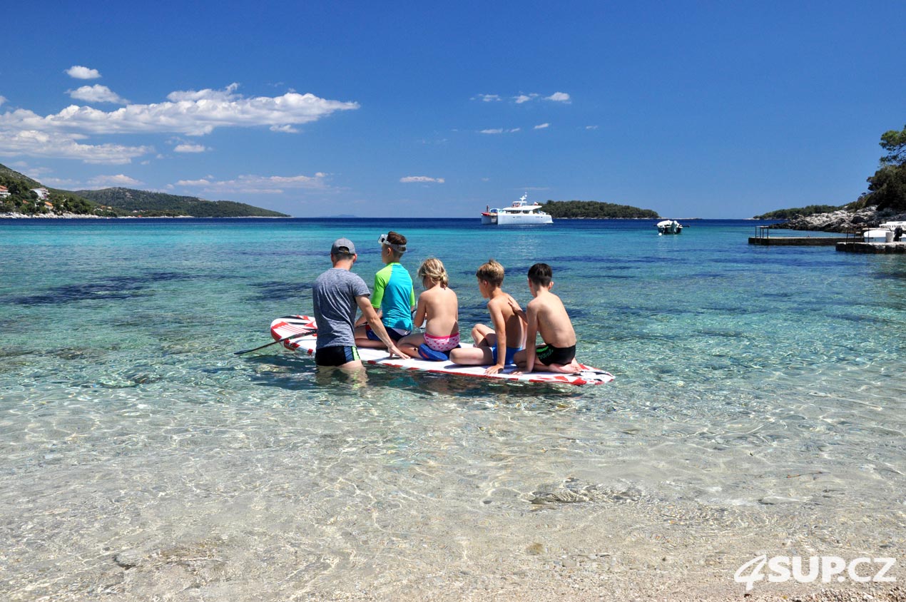 Kdo paddluje nezlobí - velká zábava pro děti na paddleboardu u moře