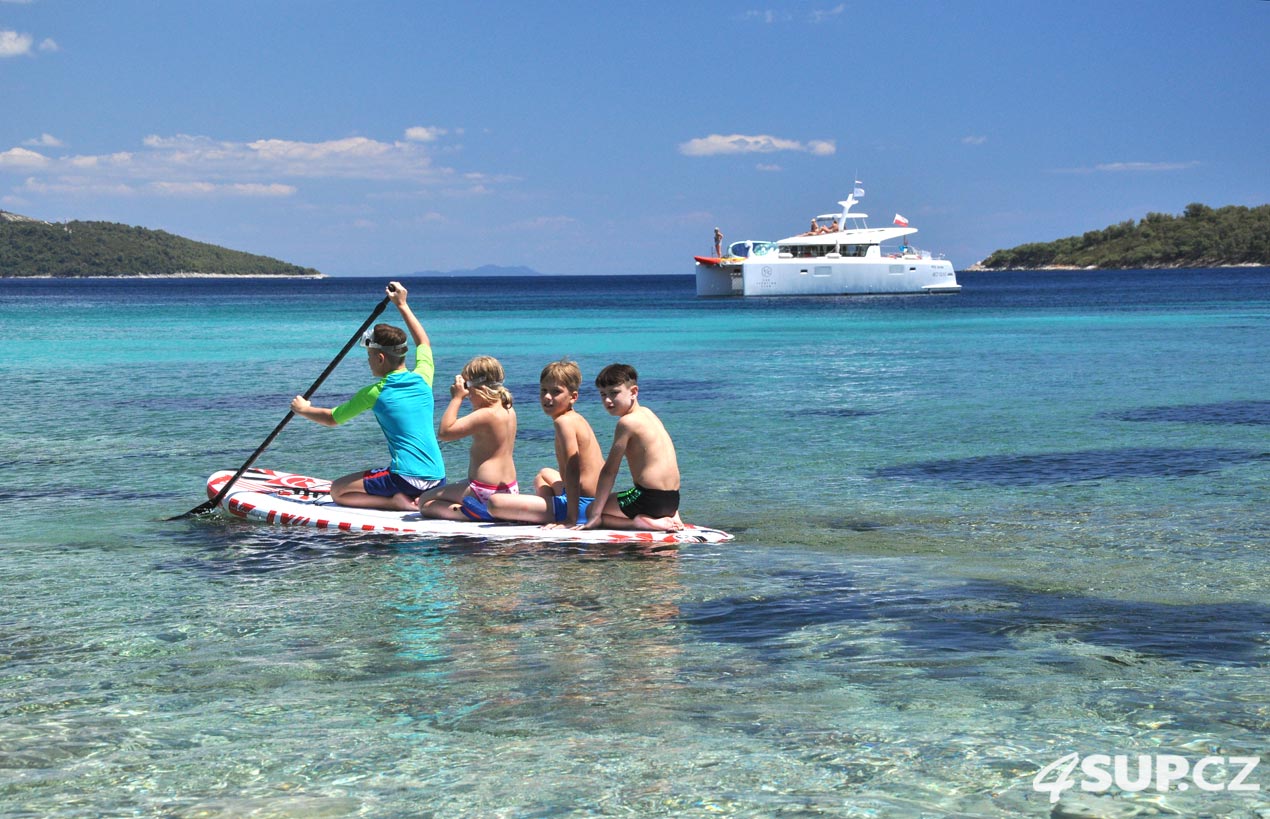 Kdo paddluje nezlobí - velká zábava pro děti na paddleboardu u moře