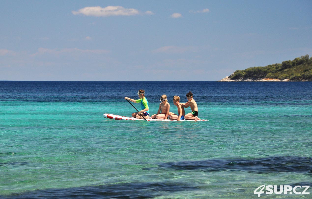 Kdo paddluje nezlobí - velká zábava pro děti na paddleboardu u moře