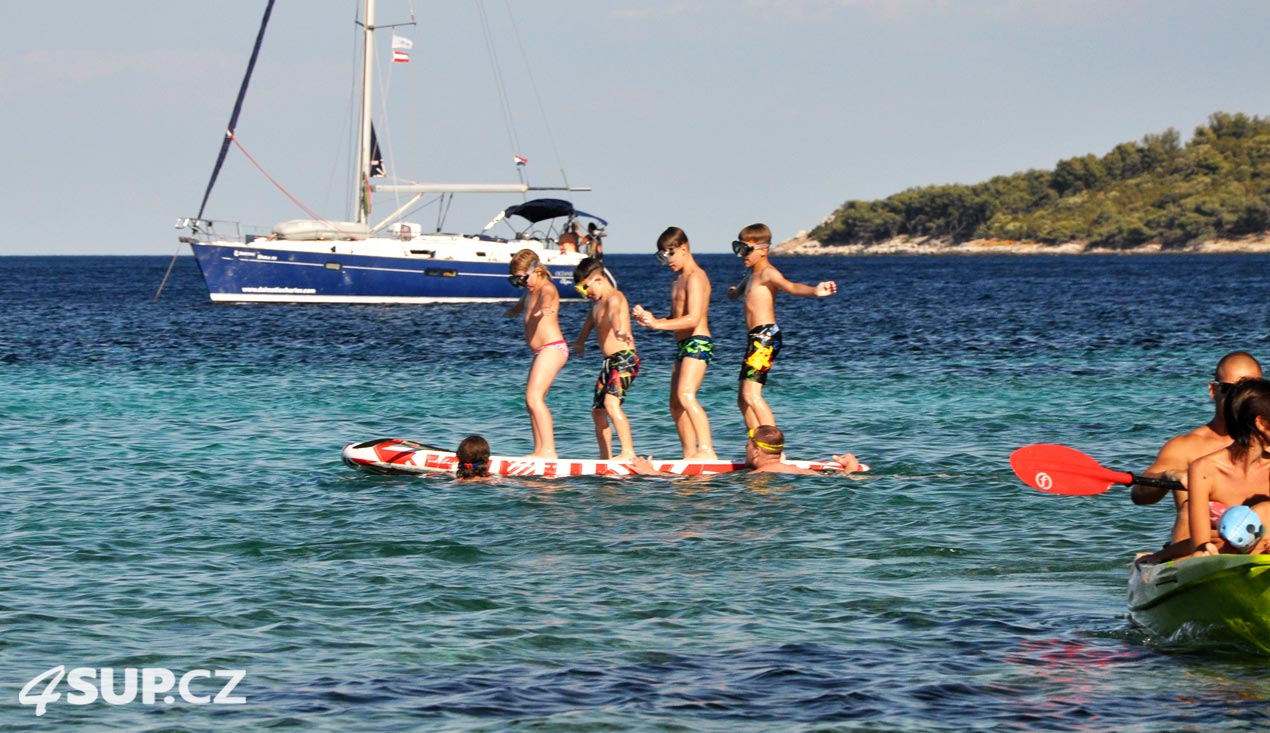 Kdo paddluje nezlobí - velká zábava pro děti na paddleboardu u moře