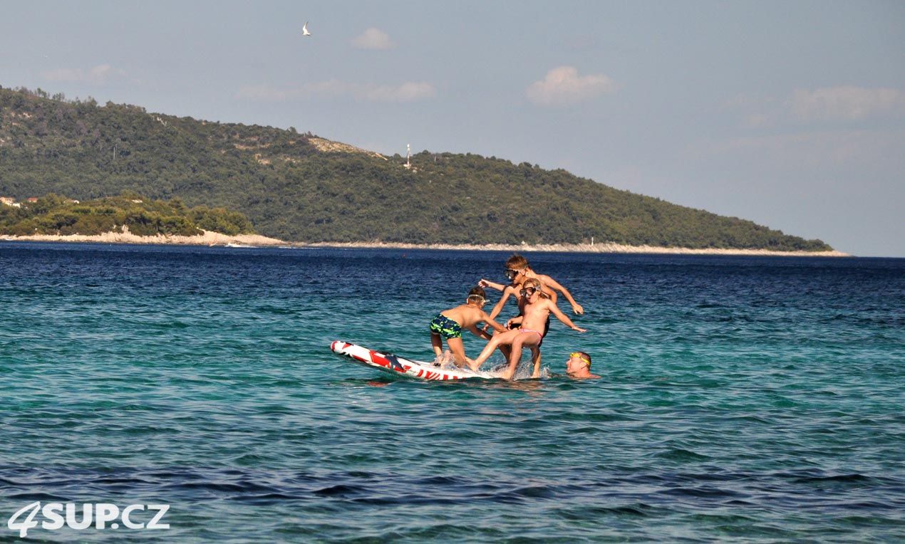 Kdo paddluje nezlobí - velká zábava pro děti na paddleboardu u moře