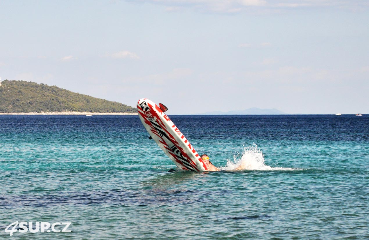 Kdo paddluje nezlobí - velká zábava pro děti na paddleboardu u moře