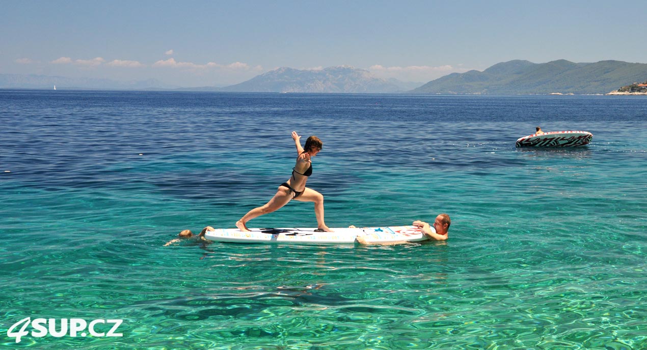 Paddleboar a Yako Yoga - hraní na jógu