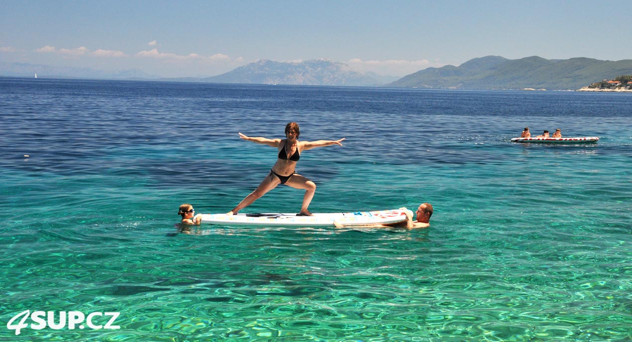 Paddleboar a Yako Yoga - hraní na jógu