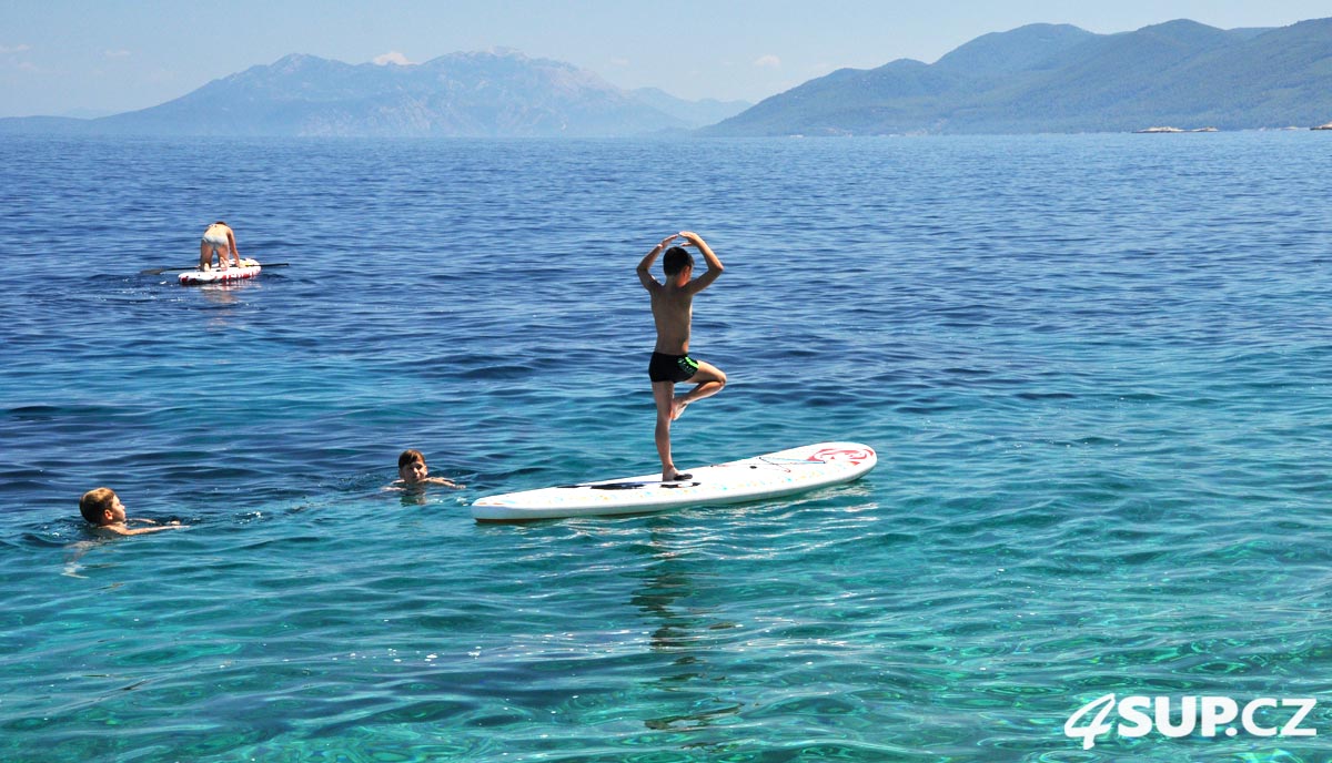 Paddleboar a Yako Yoga - hraní na jógu