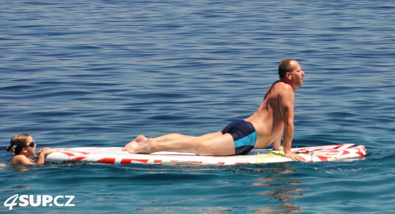 Paddleboar a Yako Yoga - hraní na jógu