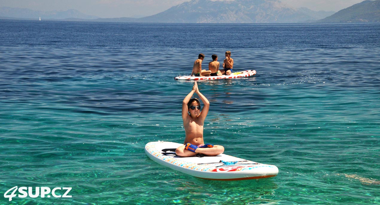 Paddleboar a Yako Yoga - hraní na jógu