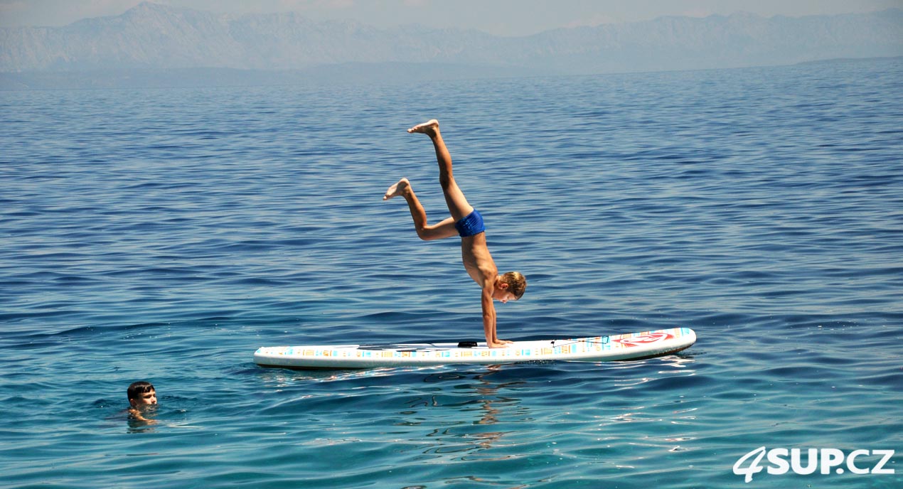 Paddleboar a Yako Yoga - hraní na jógu