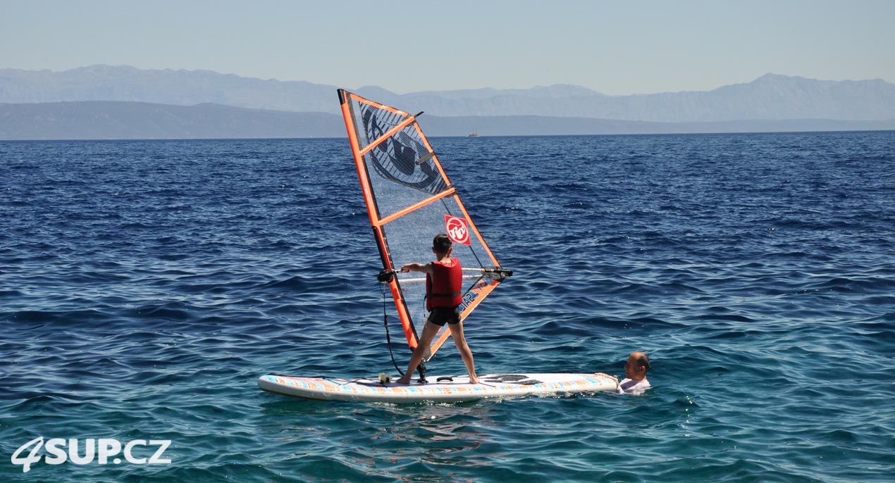 Začalo foukat, z paddleboardů jsou windsurfingy - děti výuka windsurfingu