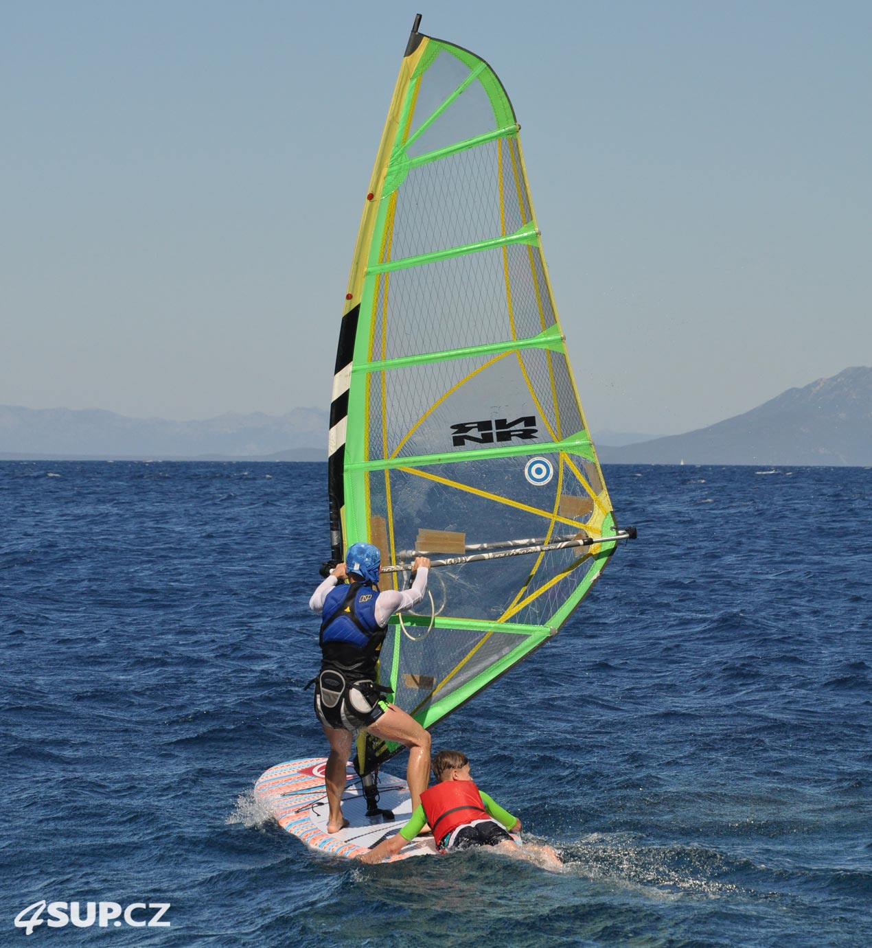 Začalo foukat, z paddleboardů jsou windsurfingy