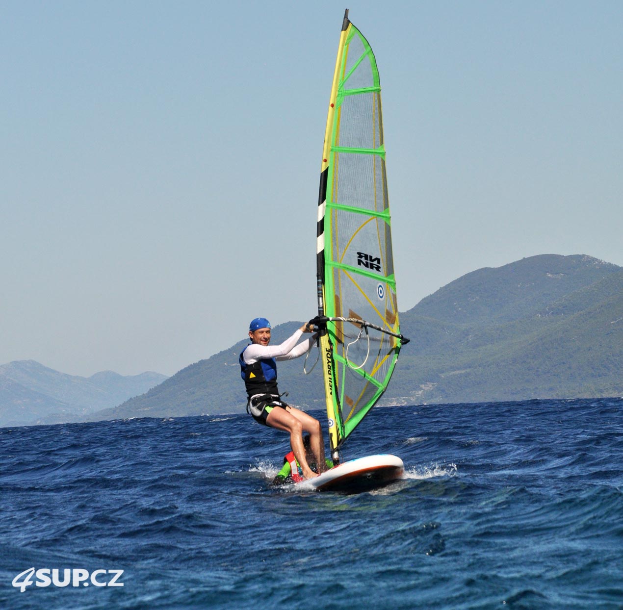 Začalo foukat, z paddleboardů jsou windsurfingy - windsup je super